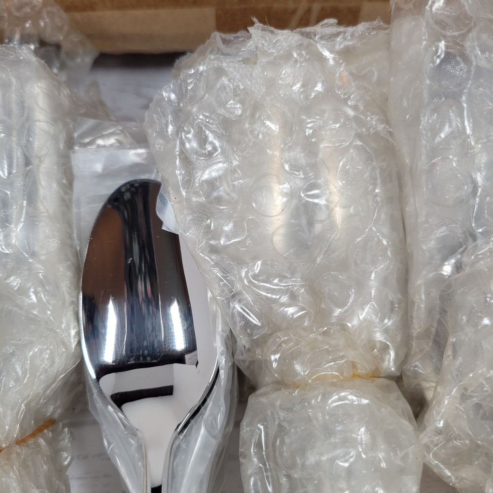 Tomodachi Ainsleigh 80pc Service for 12 plus Hostess set 18/10 Stainless NEW - Picture 6 of 10